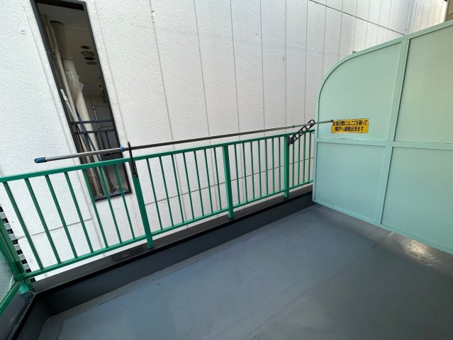 エルロン２１のバルコニー|外からの目が気にならないバルコニーで洗濯物が干せます