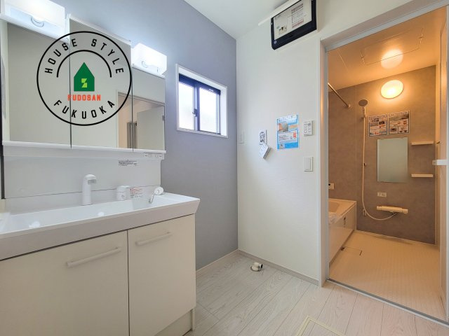 福岡市南区柏原1丁目第12-2棟（1号棟）の脱衣所|ゆとりの洗面スペースで朝の身支度もスムーズに。暮らしを快適に変えるシャワー付洗面台です！