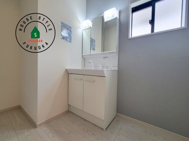 福岡市南区柏原1丁目第12-2棟（1号棟）の独立洗面台|毎日使うものだから清潔な空間を保ちたい水回り。洗面にはそんな願いを解消させてくれる収納アイデアが満載です。三面鏡の裏側にはキャビネットが現れ小物から背の高い物まで収納できます。