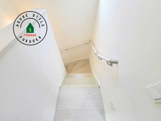 福岡市南区柏原1丁目第12-2棟（1号棟）の内装|＜手すり付階段＞手すりがないと階段の昇り降りで危険なことはもちろん、壁に手をつきながら歩くことで壁紙が汚れやすくなります。すべての方に快適に昇り降りしていただくため、手すりを設置しました。