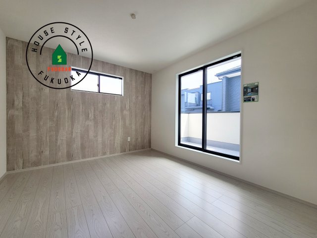 福岡市南区柏原1丁目第12-2棟（1号棟）の寝室|主寝室には収納力に優れたクローゼットがありますので、お部屋もすっきり片付きます。