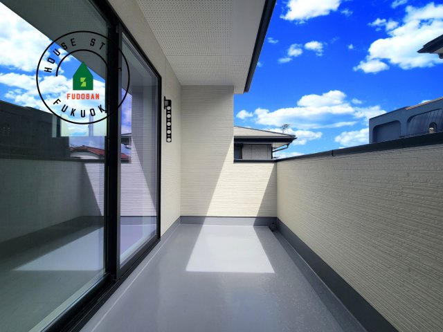 福岡市南区柏原1丁目第12-2棟（1号棟）のバルコニー|風をしっかりと感じられるバルコニーでは、毎日が洗濯日和です。広々としているので洗濯も楽しくなるでしょうし、気分転換にバルコニーからの眺めを楽しむのもいいでしょう。