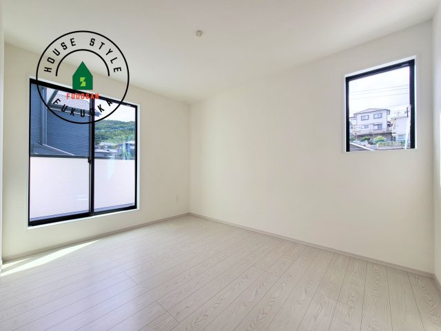 福岡市南区柏原1丁目第12-2棟（1号棟）の洋室|採光良好な洋室は全居室、複層ガラスの遮熱効果と断熱効果で、一年中快適に過ごせます。