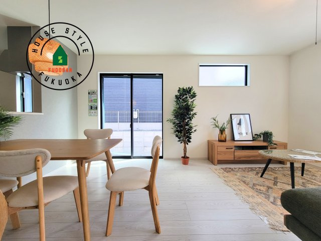 福岡市南区柏原1丁目第12-2棟（1号棟）の居間・リビング|明るく開放的なリビングダイニングは豊かな陽光が注ぎ込み、やすらぎの空間を演出してくれます。ご家族で楽しいひとときをお過ごし下さい。※家具はCGを合成したものです。