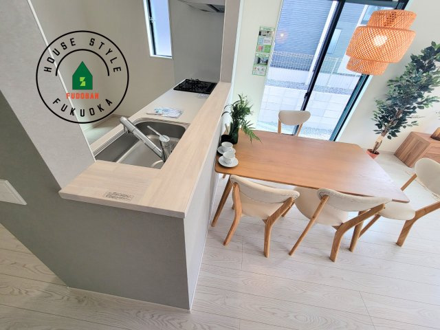 福岡市南区柏原1丁目第12-2棟（1号棟）のダイニング|キッチンから立ち込める香りが今日の料理を期待させます。