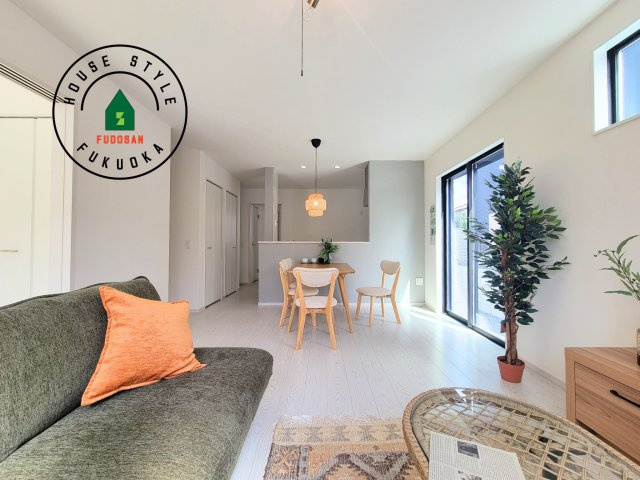 福岡市南区柏原1丁目第12-2棟（1号棟）の居間・リビング|キッチンからリビングをしっかり確認できます。家族の笑顔があふれる空間になりそうですね。※家具はCGを合成したものです。