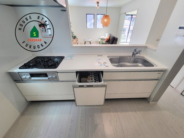 福岡市南区柏原1丁目第12-2棟（1号棟）のキッチン|ご家族を近くに感じられる対面キッチンのLDK。会話もはずみそうですね。