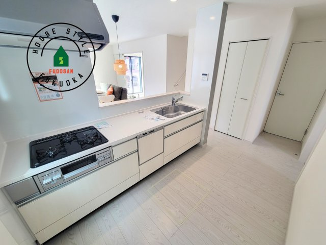 福岡市南区柏原1丁目第12-2棟（1号棟）のキッチン|ダイニングテーブルへの配膳がラクラク、お料理はかどるカウンター付きシステムキッチン！