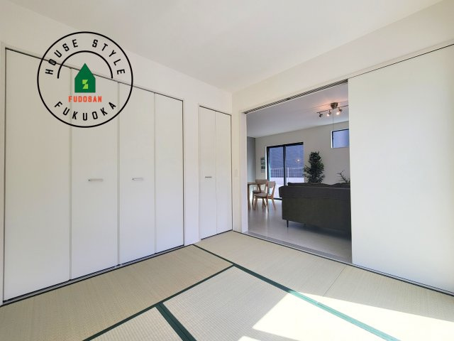 福岡市南区柏原1丁目第12-2棟（1号棟）の和室|和室を上手に活用すると暮らし方の幅が広がります。例えば普段は開け放して、子供の小さいうちはお昼寝や遊びのスペースに。畳はソフトなので転んでもケガをしにくく安心です