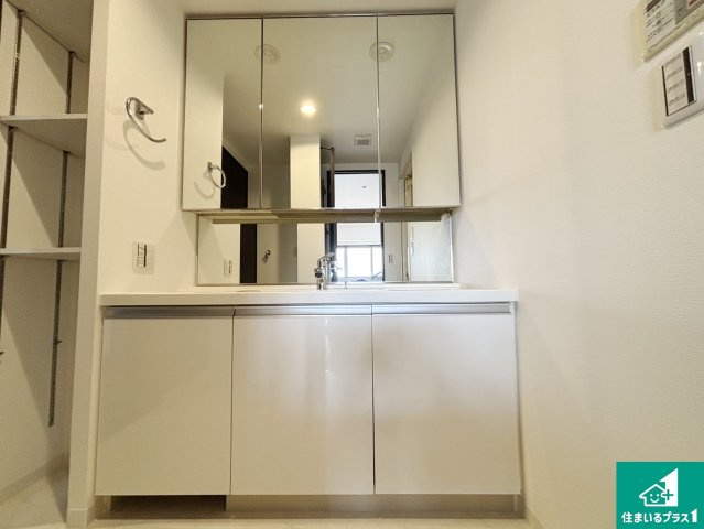 ディーグラフォート香里ヶ丘スカイフォートの独立洗面台|清潔感のある洗面台です。フラットな鏡は掃除がしやすく毎日清潔！鏡裏には収納があるのでスッキリとした洗面台が保てます。