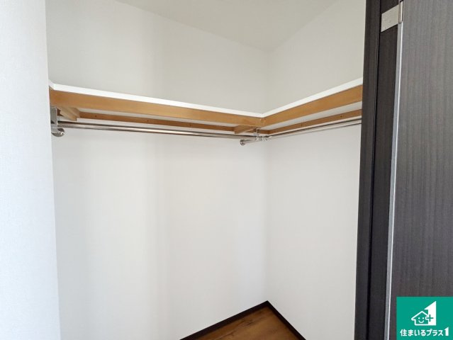 ディーグラフォート香里ヶ丘スカイフォートの収納|ウォークインクローゼット付きで生活スペースもスッキリできます。各居室にも収納がありますので、お子様の衣類やおもちゃなどもしっかり収納できます。