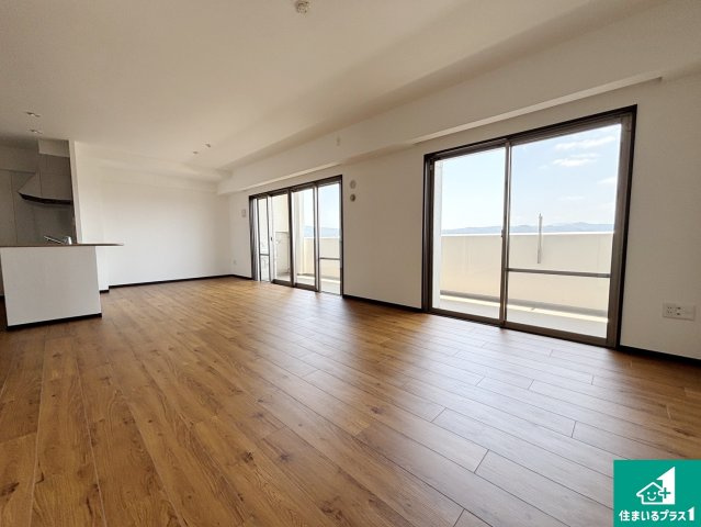 ディーグラフォート香里ヶ丘スカイフォートの居間・リビング|日当たり良好の明るいリビングで朝の目覚めもスッキリできそう！対面キッチンでご家族のコミュニケーションも自然と増える設計！小さなお子様が遊ぶスペースを作っても広々とくつろげるLDK！