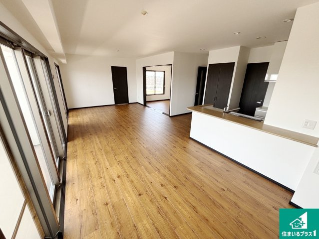 ディーグラフォート香里ヶ丘スカイフォートの居間・リビング|シンプルなリビングは、観葉植物等のインテリアを楽しめますね！パパ好みにも、ママ好みにも家具次第で雰囲気を変えることができます！