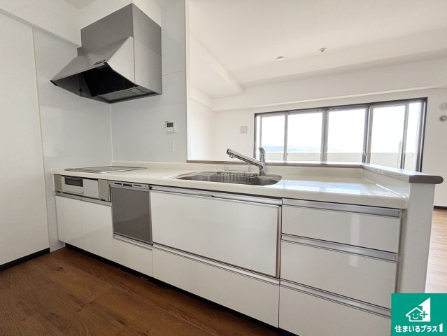 ディーグラフォート香里ヶ丘スカイフォートのキッチン|リビングと統一感があり、使い勝手のいいキッチン。広々としているので、二人並んで作業が出来ちゃいます。お子様と一緒に色々なお料理に挑戦できるスペースがあります。