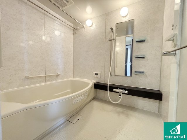 ディーグラフォート香里ヶ丘スカイフォートの浴室|ゆったりと足を伸ばせる浴室は一日の疲れを癒してくれる大切な空間です。浴室乾燥機も設置しているので、雨の日の洗濯物も安心です♪