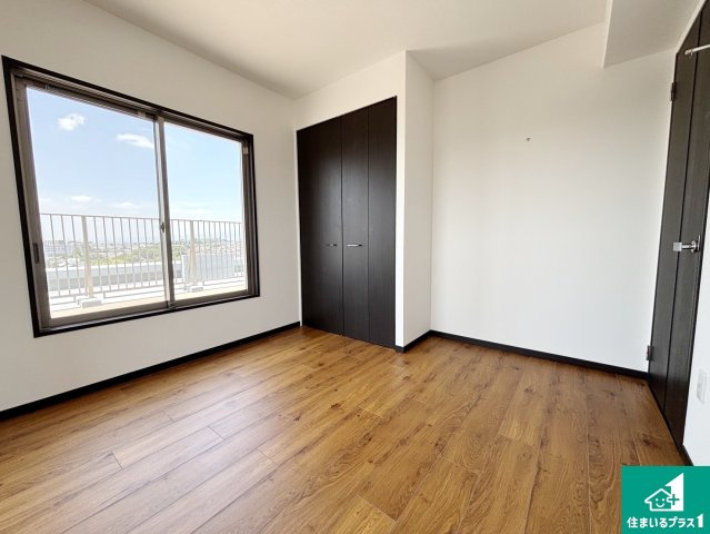 ディーグラフォート香里ヶ丘スカイフォートの洋室|シンプルな洋室は、自分好みのインテリアが楽しめます♪ご家族とインテリアや家具を選びに行くのは購入時の醍醐味の一つです。ぜひお楽しみください♪