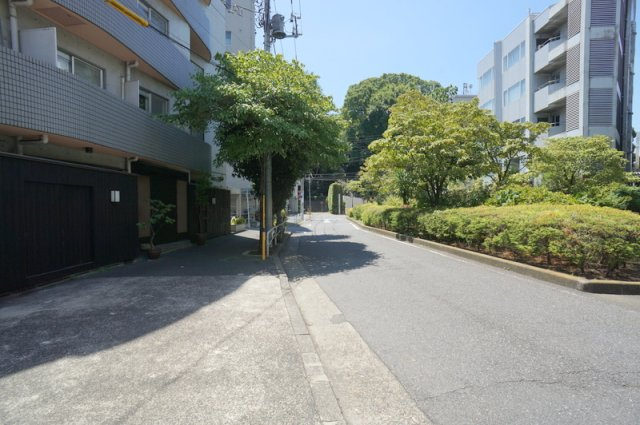 白金台５　土地の前面道路含む現地写真|北西側公道　幅員約20m　間口約8.98m