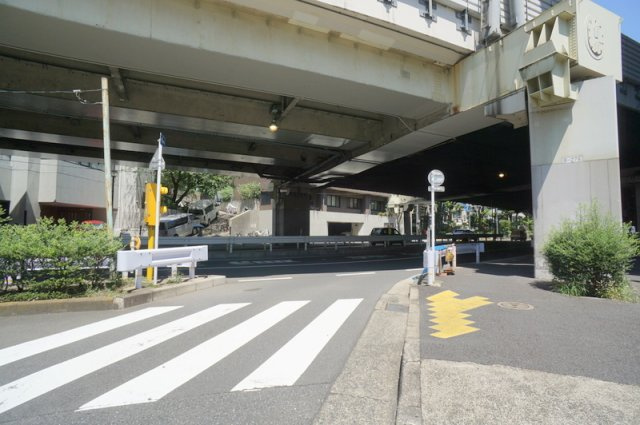 白金台５　土地の前面道路含む現地写真|北西側公道　幅員約20m　間口約8.98m