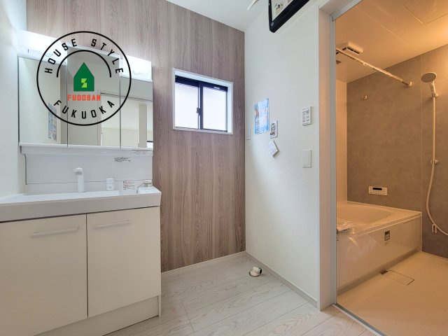 福岡市南区柏原1丁目第12-2棟（2号棟）の脱衣所|ゆとりの洗面スペースで朝の身支度もスムーズに。暮らしを快適に変えるシャワー付洗面台です！