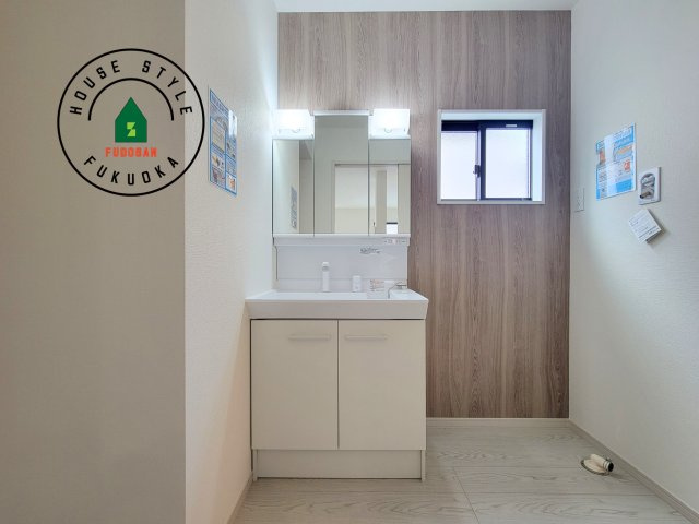 福岡市南区柏原1丁目第12-2棟（2号棟）の独立洗面台|毎日使うものだから清潔な空間を保ちたい水回り。洗面にはそんな願いを解消させてくれる収納アイデアが満載です。三面鏡の裏側にはキャビネットが現れ小物から背の高い物まで収納できます。