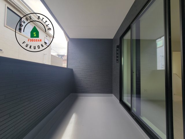 福岡市南区柏原1丁目第12-2棟（2号棟）のバルコニー|風をしっかりと感じられるバルコニーでは、毎日が洗濯日和です。広々としているので洗濯も楽しくなるでしょうし、気分転換にバルコニーからの眺めを楽しむのもいいでしょう。