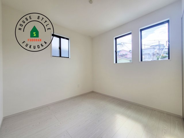 福岡市南区柏原1丁目第12-2棟（2号棟）の洋室|採光良好な洋室は全居室、複層ガラスの遮熱効果と断熱効果で、一年中快適に過ごせます。