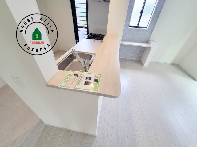 福岡市南区柏原1丁目第12-2棟（2号棟）のダイニング|キッチンから立ち込める香りが今日の料理を期待させます。