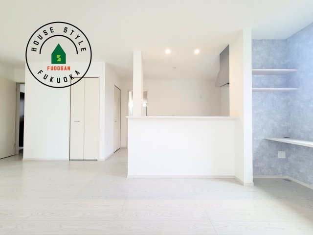 福岡市南区柏原1丁目第12-2棟（2号棟）の居間・リビング|キッチンからリビングをしっかり確認できます。家族の笑顔があふれる空間になりそうですね。