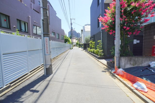 高輪４　土地の前面道路含む現地写真|北東側公道　幅員約4.0m　間口約8.0m