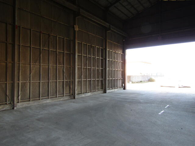 山口貸倉庫　1階の駐車場