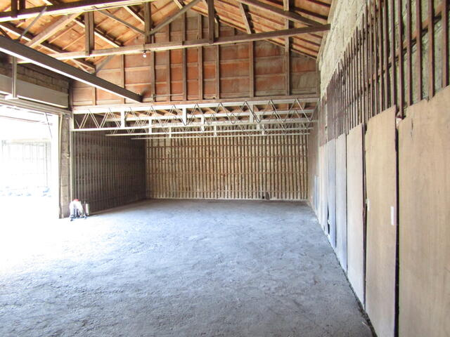 山口貸倉庫　1階のバルコニー