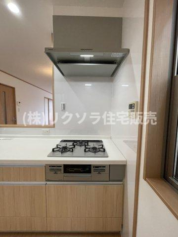 池田旭町　中古一戸建てのキッチン|ビルトイン三口コンロ
■物件内覧・資金計画相談・住宅ローン相談、リフォーム相談、お問合せ受付中■
※当日・翌日のご内覧、ご相談はお電話でのお問合せがスムーズです！