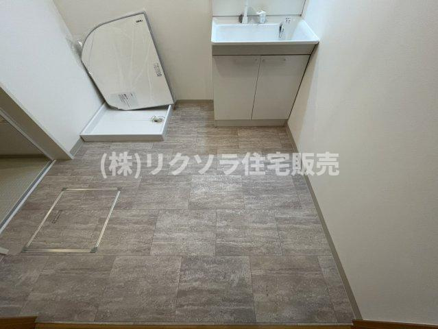 池田旭町　中古一戸建ての脱衣所|床下収納付き
■物件内覧・資金計画相談・住宅ローン相談、リフォーム相談、お問合せ受付中■
※当日・翌日のご内覧、ご相談はお電話でのお問合せがスムーズです！