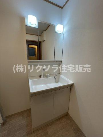 池田旭町　中古一戸建ての独立洗面台|三面鏡付き独立洗面台
■物件内覧・資金計画相談・住宅ローン相談、リフォーム相談、お問合せ受付中■
※当日・翌日のご内覧、ご相談はお電話でのお問合せがスムーズです！