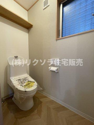 池田旭町　中古一戸建てのトイレ|温水洗浄便座付き
■物件内覧・資金計画相談・住宅ローン相談、リフォーム相談、お問合せ受付中■
※当日・翌日のご内覧、ご相談はお電話でのお問合せがスムーズです！