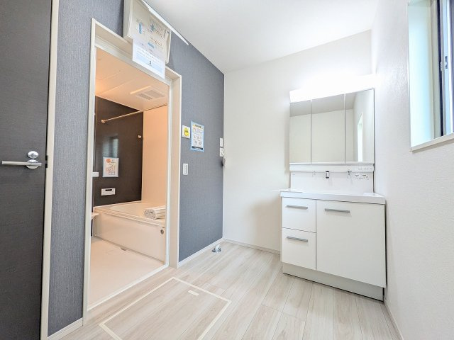 八王子市　富士見町　新築一戸建て　５期の脱衣所|～窓付きで明るい洗面所　換気もしやすいです～