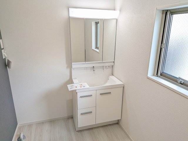 八王子市　富士見町　新築一戸建て　５期の独立洗面台|～３面鏡付きの独立洗面台　細々している物をスッキリ収納出来ます～