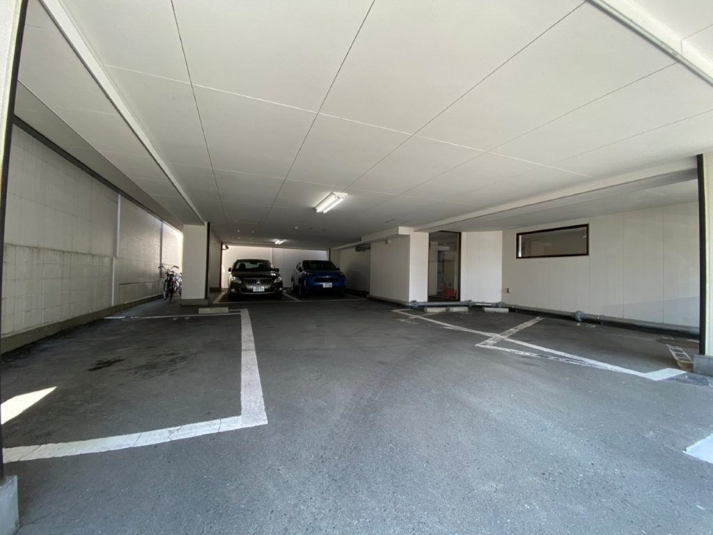 マンションストークの駐車場