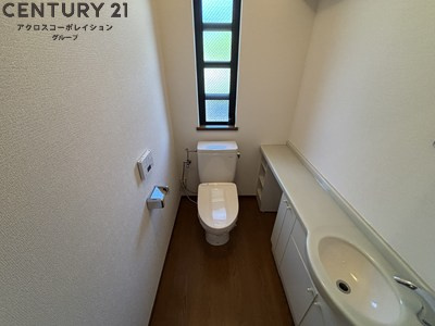 トイレ内に窓があり換気良好
