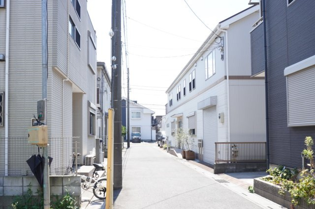 越谷市蒲生愛宕町 新築分譲住宅の前面道路含む現地写真