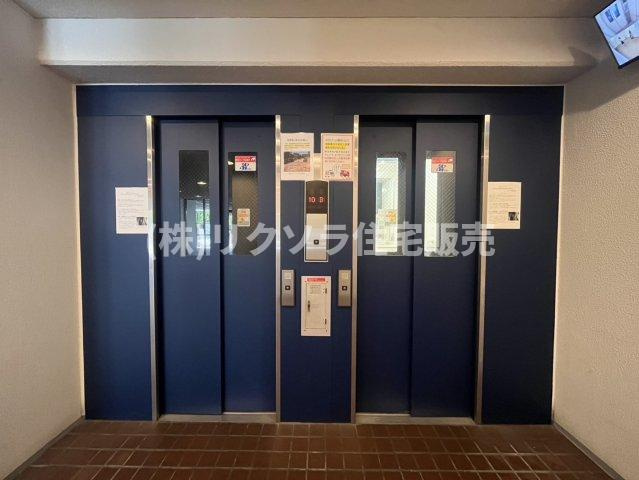 寝屋川東ファミリータウン中1番館のその他共用部分|エレベーター2基　防犯カメラ有
■物件内覧・資金計画相談・住宅ローン相談、リフォーム相談、お問合せ受付中■
※当日・翌日のご内覧、ご相談はお電話でのお問合せがスムーズです！