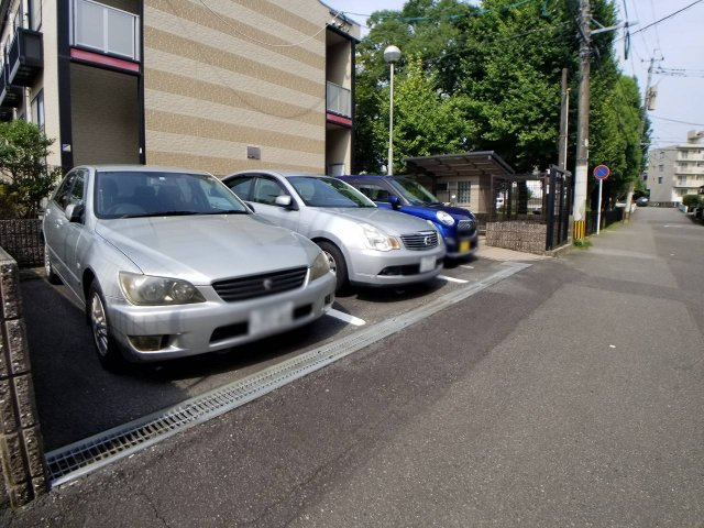 レオパレスELBIENの駐車場|画像9