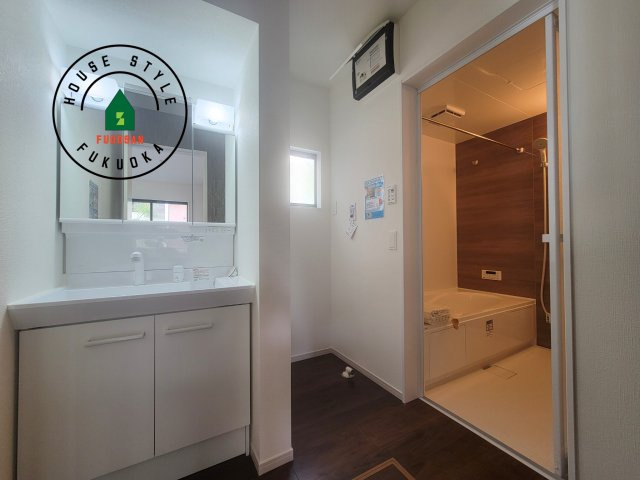 福岡市南区桧原7丁目第3-1棟（1号棟）の脱衣所|ゆとりの洗面スペースで朝の身支度もスムーズに。暮らしを快適に変えるシャワー付洗面台です！