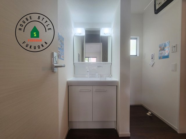 福岡市南区桧原7丁目第3-1棟（1号棟）の独立洗面台|毎日使うものだから清潔な空間を保ちたい水回り。洗面にはそんな願いを解消させてくれる収納アイデアが満載です。三面鏡の裏側にはキャビネットが現れ小物から背の高い物まで収納できます。
