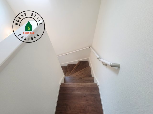 福岡市南区桧原7丁目第3-1棟（1号棟）の内装|＜手すり付階段＞手すりがないと階段の昇り降りで危険なことはもちろん、壁に手をつきながら歩くことで壁紙が汚れやすくなります。すべての方に快適に昇り降りしていただくため、手すりを設置しました。
