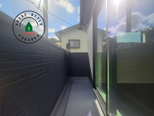 福岡市南区桧原7丁目第3-1棟（1号棟）のバルコニー|風をしっかりと感じられるバルコニーでは、毎日が洗濯日和です。広々としているので洗濯も楽しくなるでしょうし、気分転換にバルコニーからの眺めを楽しむのもいいでしょう。