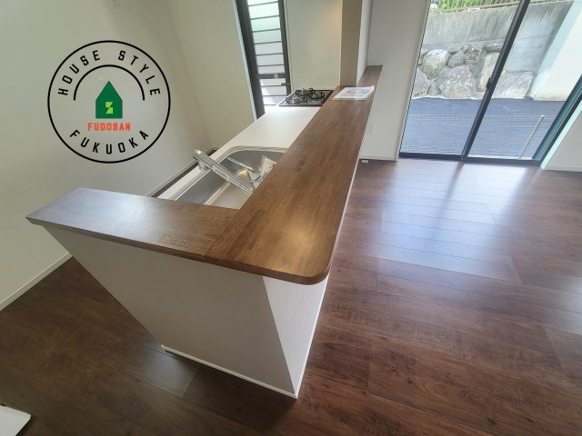 福岡市南区桧原7丁目第3-1棟（1号棟）のダイニング|キッチンから立ち込める香りが今日の料理を期待させます。