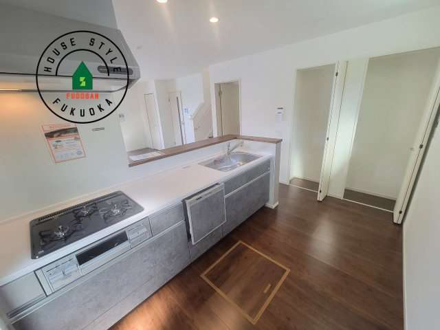 福岡市南区桧原7丁目第3-1棟（1号棟）のキッチン|ダイニングテーブルへの配膳がラクラク、お料理はかどるカウンター付きシステムキッチン！