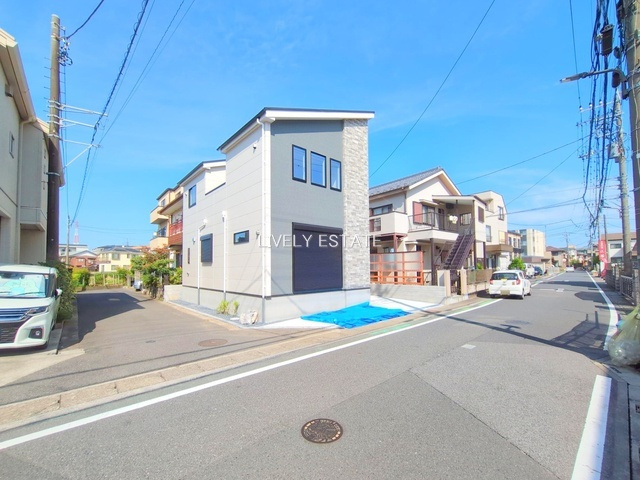 草加市谷塚町 新築分譲住宅の前面道路含む現地写真