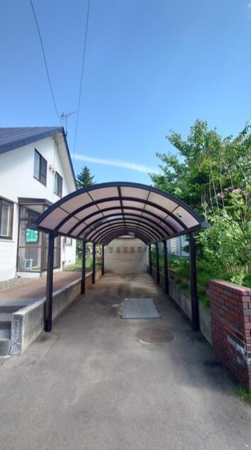 花川北4条2丁目の駐車場|カーポートの奥には車庫があり、3台駐車可能となっております♪（車種による）
バイクやキャンプ等、趣味の物が多くても安心です！